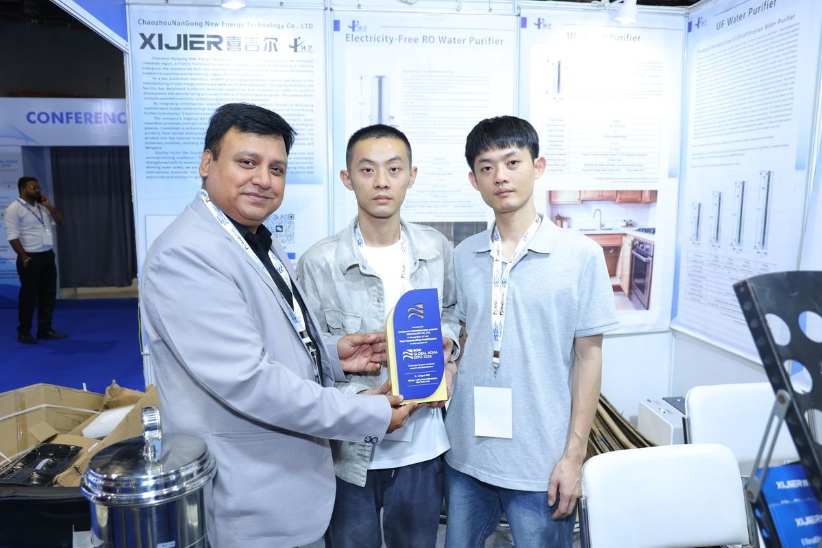 International exhibitors recognised at their stands.