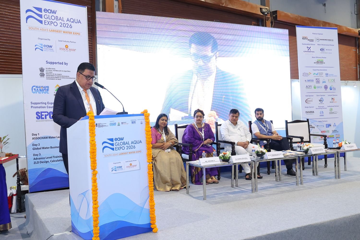 Government, industry and institutional leadership on the inaugural platform.